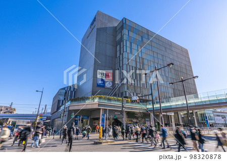 日本の東京都市景観 まるで春のような陽気。「二子玉川駅」前などを望む 日本の東京都市景観 まるで春のような陽気。「二子玉川駅」前などを望む 98320878