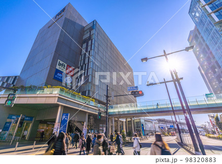 日本の東京都市景観　まるで春のような陽気。「二子玉川駅」前などを望む 98320883