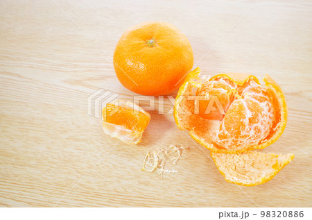 みかんの皮をむく 房を取り出す みかんの皮をむく 房を取り出す 98320886