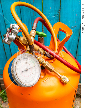 Refrigerant cylinder and hoses with pressure gauge. 98321164