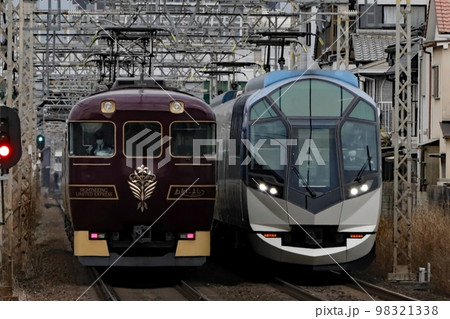 看板列車のすれ違い 98321338