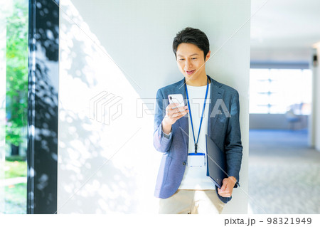 スマホを持つビジネスマン　撮影協力「LINK FOREST」 98321949