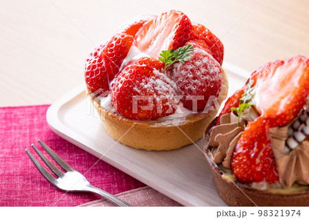 イチゴタルト テーブルフォト イチゴタルト テーブルフォト 98321974