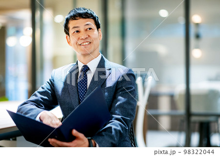 シニア男性のビジネスイメージ　撮影協力「＋SHIFT NOGIZAKA」 98322044