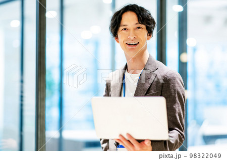 男性エンジニア　撮影協力「＋SHIFT NOGIZAKA」 98322049