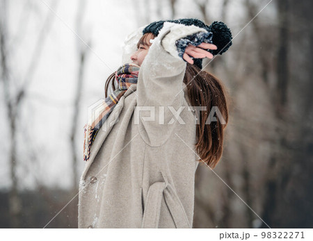 雪山で雪を投げて遊ぶ女性 98322271