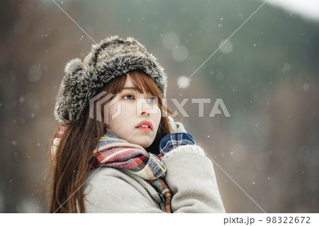 楽しそうに雪が降る様子を眺める女性 楽しそうに雪が降る様子を眺める女性 98322672