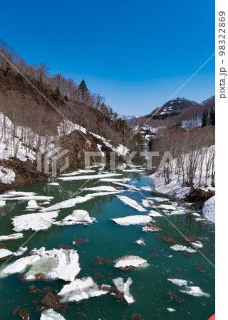 破間川ダム雪流れ（新潟県魚沼市大白川） 98322869