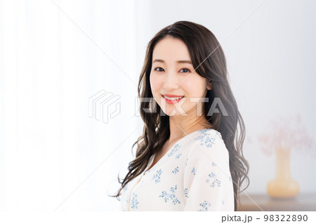 ミドルの女性のビューティ 98322890