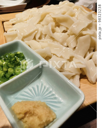 昼食に食べる「<冷>ざるきしめん」 昼食に食べる「<冷>ざるきしめん」 98323238