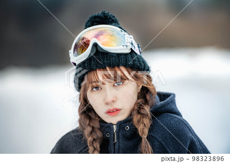 スキー場でウィンタースポーツを楽しむ女性 98323896