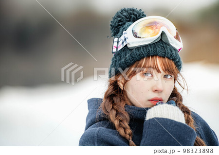 スキー場でウィンタースポーツを楽しむ女性 98323898