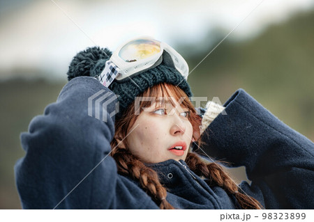 スキー場でウィンタースポーツを楽しむ女性 98323899