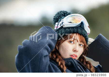 スキー場でウィンタースポーツを楽しむ女性 98323900