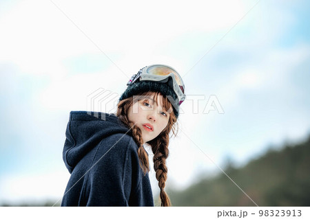 スキー場でウィンタースポーツを楽しむ女性 スキー場でウィンタースポーツを楽しむ女性 98323913