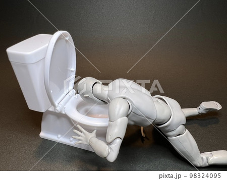 具合が悪くなり、トイレで嘔吐する人形 98324095