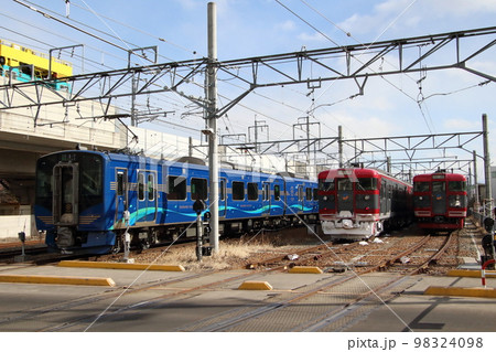 しなの鉄道線SR1系一般車両と115系電車並び しなの鉄道線SR1系一般車両と115系電車並び 98324098