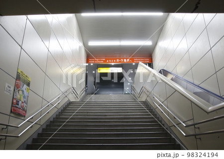 冬の上越新幹線ガーラ湯沢駅にて 冬の上越新幹線ガーラ湯沢駅にて 98324194