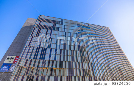 日本の東京都市景観　まるで春のような陽気。二子玉川駅前などを望む 98324256