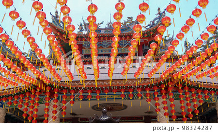 旧正月の赤提灯のデコレーション・中国仏教寺院(マレーシア・クアラルンプール) 旧正月の赤提灯のデコレーション・中国仏教寺院(マレーシア・クアラルンプール) 98324287