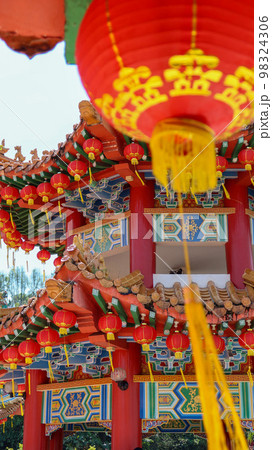 旧正月の赤提灯のデコレーション・中国仏教寺院（マレーシア・クアラルンプール） 98324306