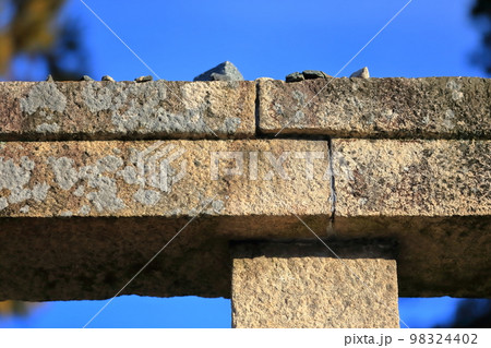 鳥居の上の願かけ石　イメージ 98324402