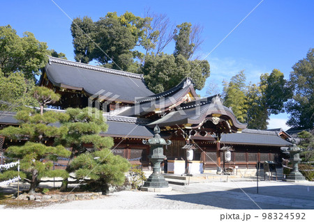 1月の京都市北区 今宮神社の本殿 98324592