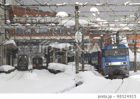 浦佐駅で運転見合わせの上越線貨物列車 浦佐駅で運転見合わせの上越線貨物列車 98324915