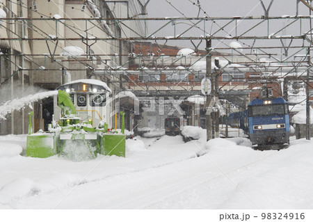 浦佐駅で運転見合わせの上越線貨物列車 浦佐駅で運転見合わせの上越線貨物列車 98324916