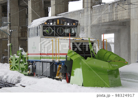 上越線を行く排雪列車「ハイモ」 98324917