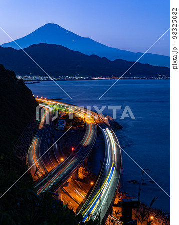 日没の薩埵峠から見た富士山と東名高速道路 日没の薩埵峠から見た富士山と東名高速道路 98325082