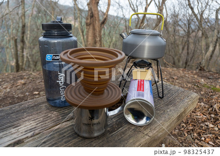 アウトドアや登山でのコーヒー 98325437