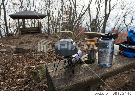 アウトドアや登山でのコーヒー 98325440
