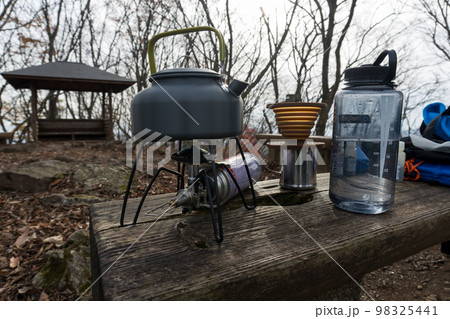 アウトドアや登山でのコーヒー 98325441