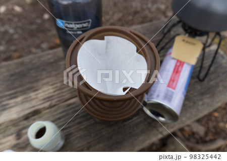 アウトドアや登山でのコーヒー 98325442