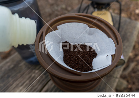 アウトドアや登山でのコーヒー 98325444