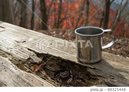 アウトドアや登山でのコーヒー 98325448