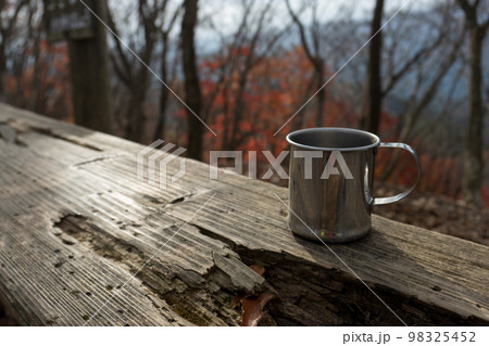 アウトドアや登山でのコーヒー 98325452