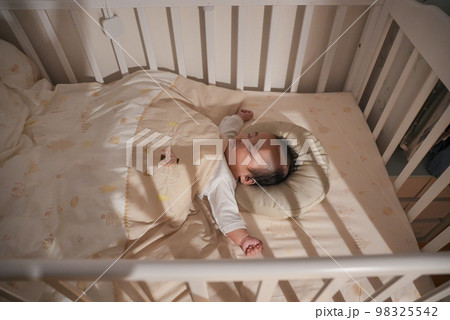 赤ちゃんが夜に寝かしつけられて寝ている姿 98325542