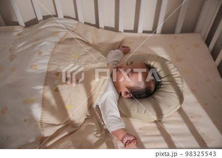 赤ちゃんが夜に寝かしつけられて寝ている姿 赤ちゃんが夜に寝かしつけられて寝ている姿 98325543