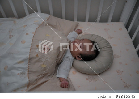 赤ちゃんが夜に寝かしつけられて寝ている姿 98325545