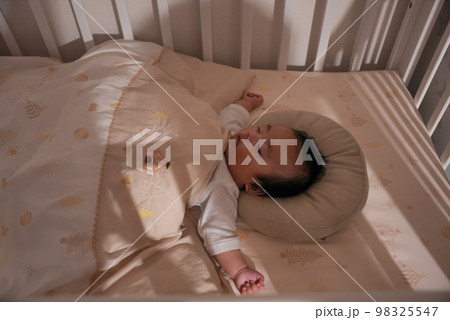 赤ちゃんが夜に寝かしつけられて寝ている姿 赤ちゃんが夜に寝かしつけられて寝ている姿 98325547