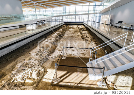 静岡市歴史博物館にある戦国時代末期の道と武家屋敷の石垣跡の露出展示 静岡市歴史博物館にある戦国時代末期の道と武家屋敷の石垣跡の露出展示 98326015