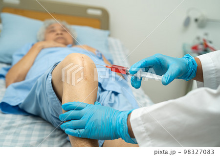 Asian doctor inject Hyaluronic acid platelet rich plasma into the knee of senior woman to walk without pain. 98327083