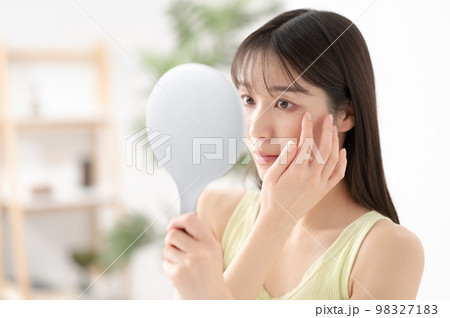 鏡を見ながらホクロを気にする女性 悩み 鏡を見ながらホクロを気にする女性 悩み 98327183