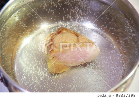 ハムを鍋の湯で煮沸している様子 ハムを鍋の湯で煮沸している様子 98327398