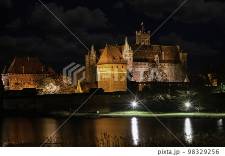 Castle of the Teutonic Order by night in Malbork 98329256