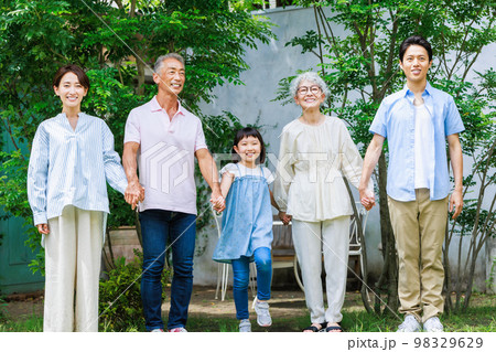 仲良く手を繋ぐ三世代家族 98329629