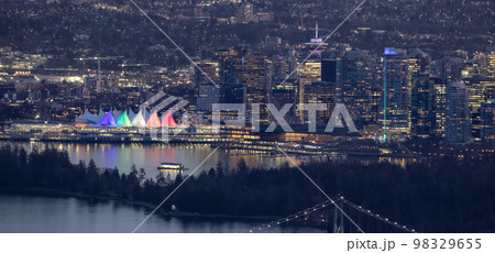 Urban Downtown City and Stanley Park in Vancouver 98329655