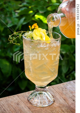iced lemon tea on the table 98330452